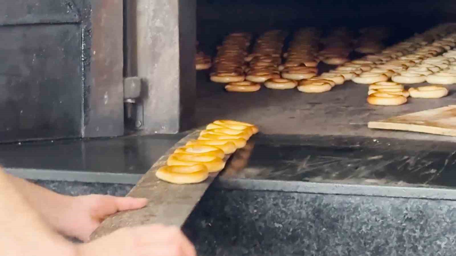 Rizelilerin vazgeçilmezi ’susamsız simit’ Cumhurbaşkanı Erdoğan’la gündeme geldi
Rizelilerin vazgeçilmezi ’susamsız simit’ Cumhurbaşkanı Erdoğan’la gündeme geldi