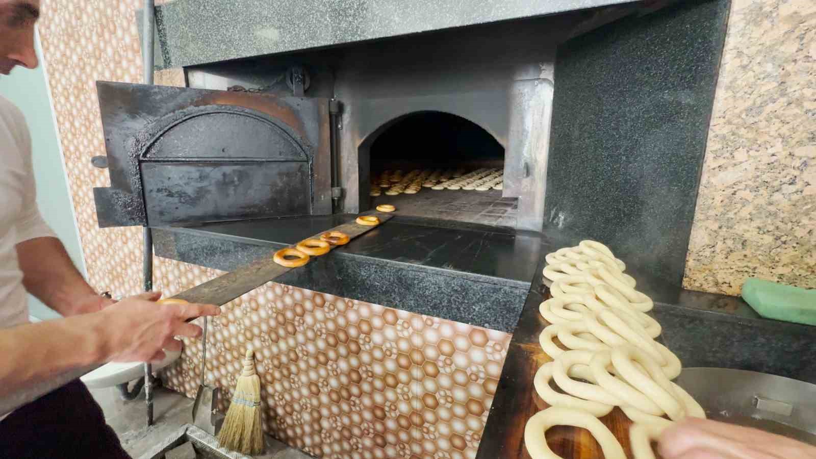 Rizelilerin vazgeçilmezi ’susamsız simit’ Cumhurbaşkanı Erdoğan’la gündeme geldi
Rizelilerin vazgeçilmezi ’susamsız simit’ Cumhurbaşkanı Erdoğan’la gündeme geldi