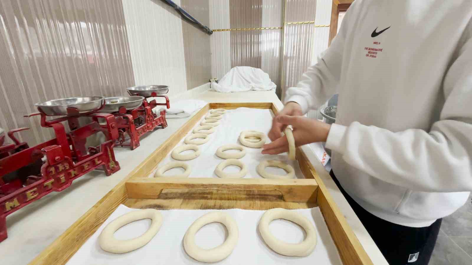 Rizelilerin vazgeçilmezi ’susamsız simit’ Cumhurbaşkanı Erdoğan’la gündeme geldi
Rizelilerin vazgeçilmezi ’susamsız simit’ Cumhurbaşkanı Erdoğan’la gündeme geldi