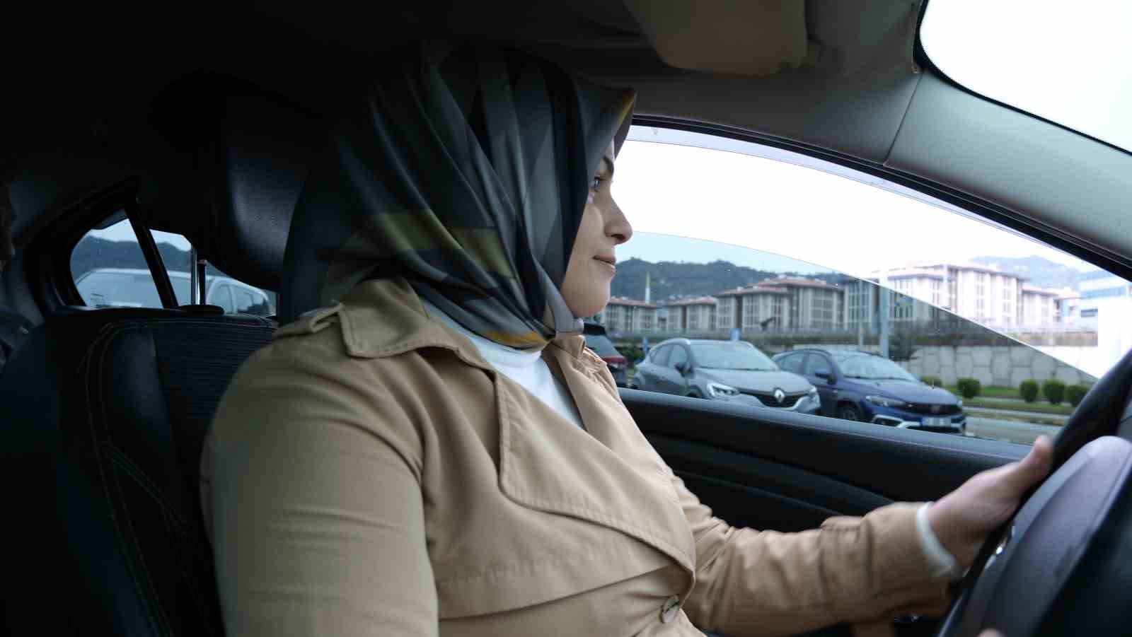 Rize’nin kadın taksi şoförü takdir görüyor
