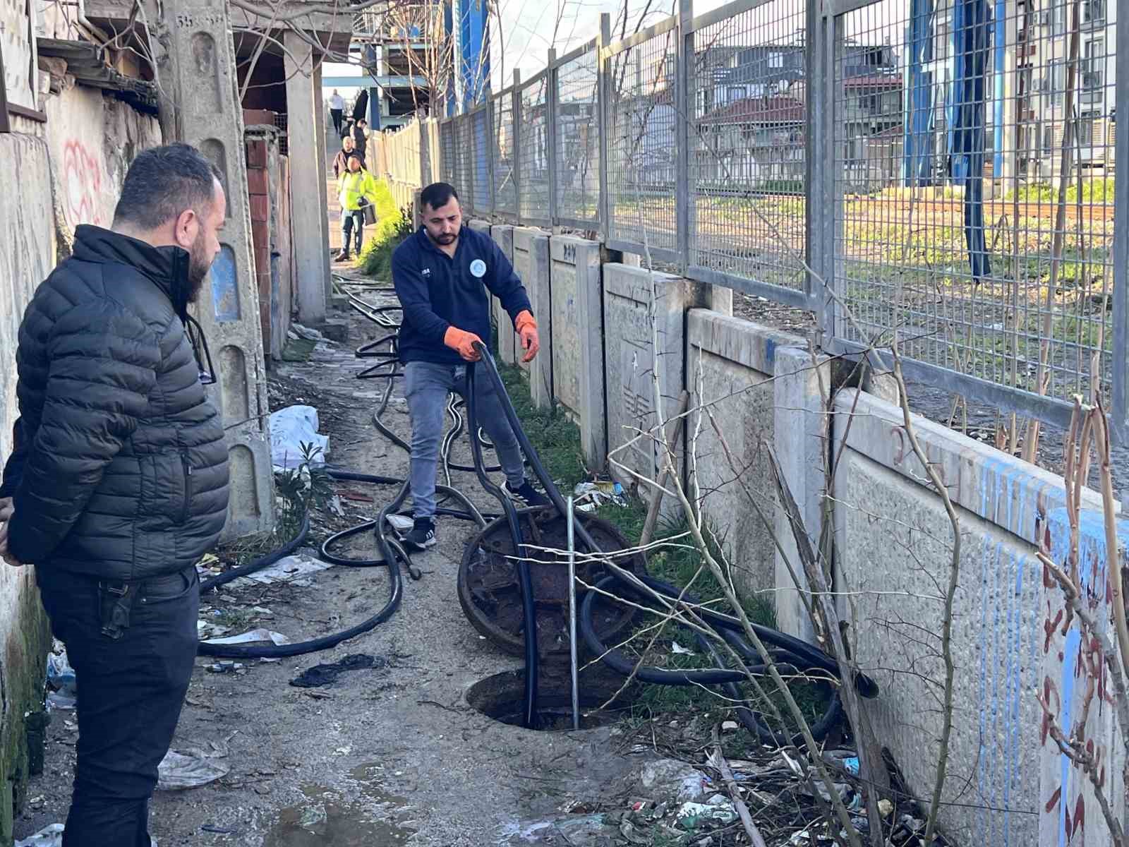 ’Rögarda bebek gördüm’ iddiası ekipleri harekete geçirdi
