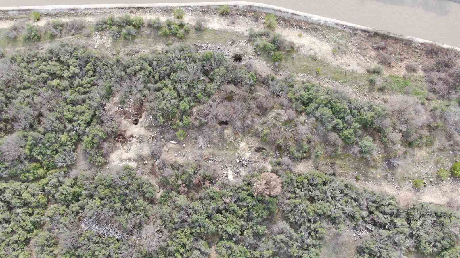 Roma dönemine ait kalıntıların bulunduğu bölge defineciler tarafından tahrip edildi
