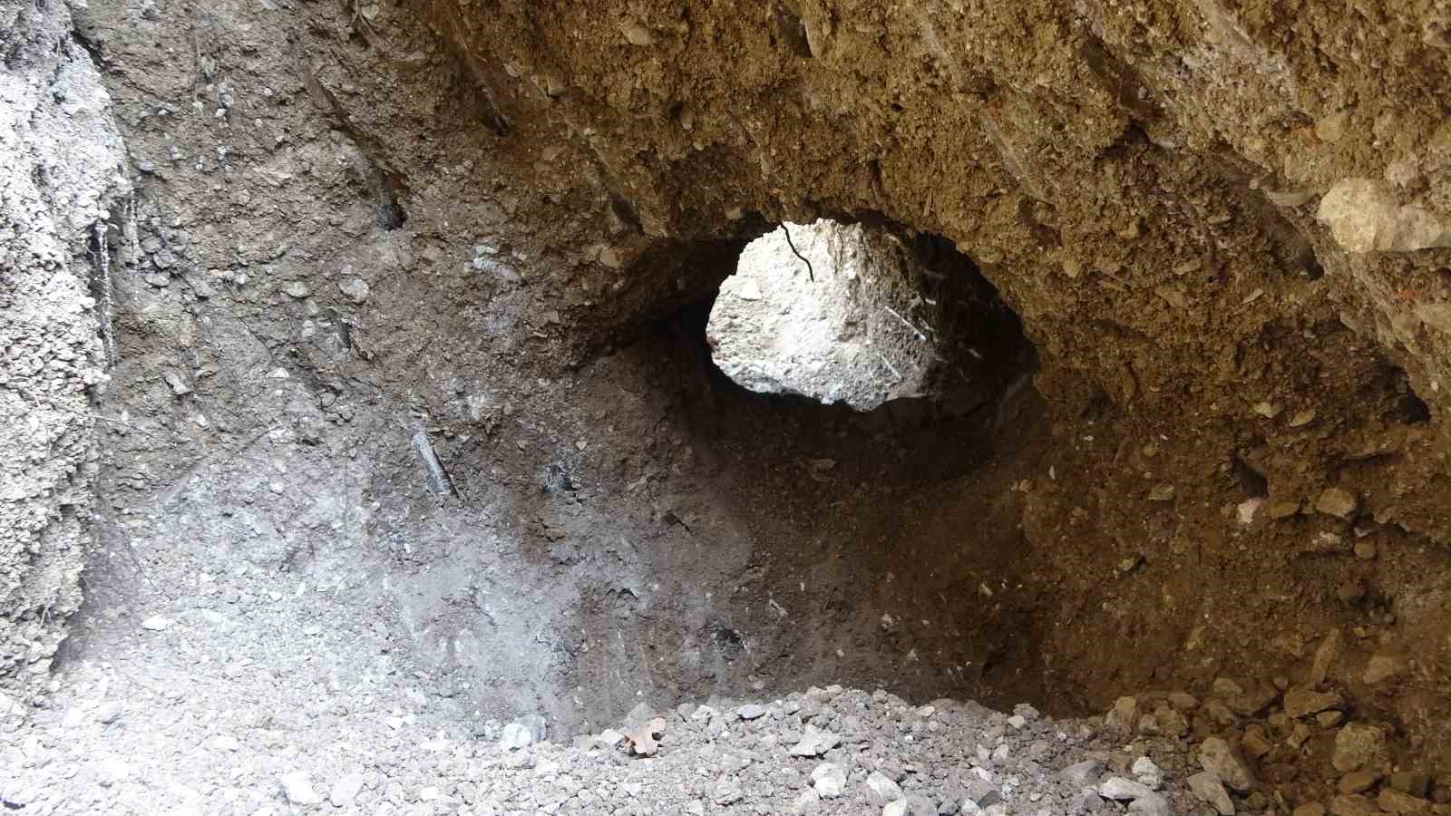 Roma dönemine ait kalıntıların bulunduğu bölge defineciler tarafından tahrip edildi
