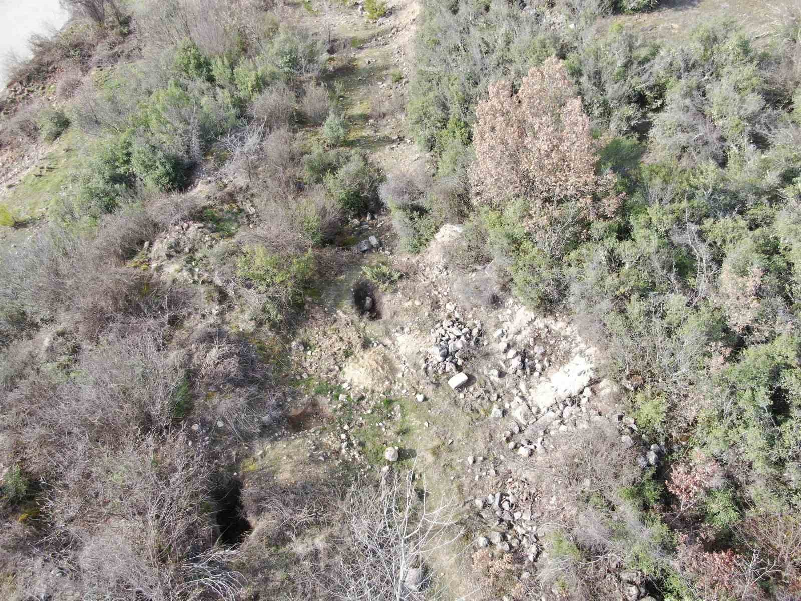 Roma dönemine ait kalıntıların bulunduğu bölge defineciler tarafından tahrip edildi
