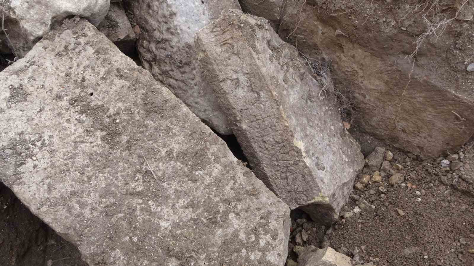 Roma dönemine ait kalıntıların bulunduğu bölge defineciler tarafından tahrip edildi
