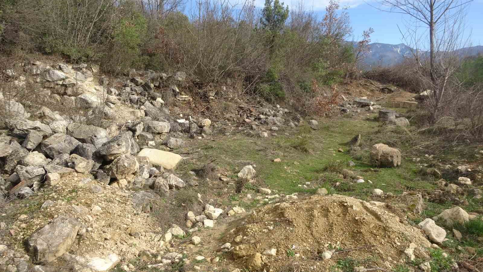 Roma dönemine ait kalıntıların bulunduğu bölge defineciler tarafından tahrip edildi
