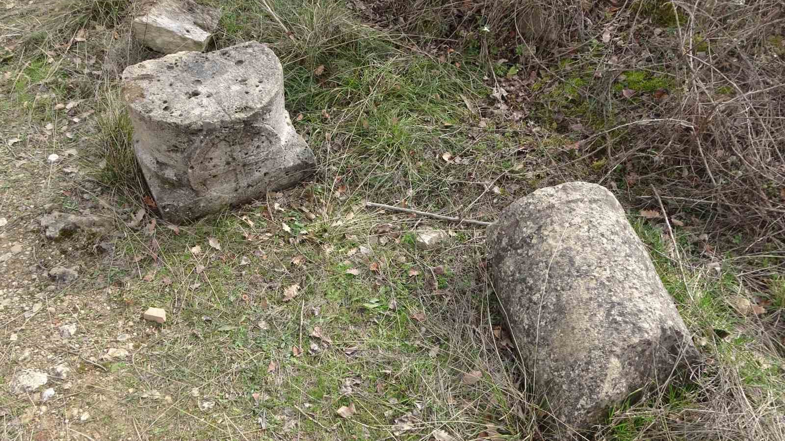 Roma dönemine ait kalıntıların bulunduğu bölge defineciler tarafından tahrip edildi
