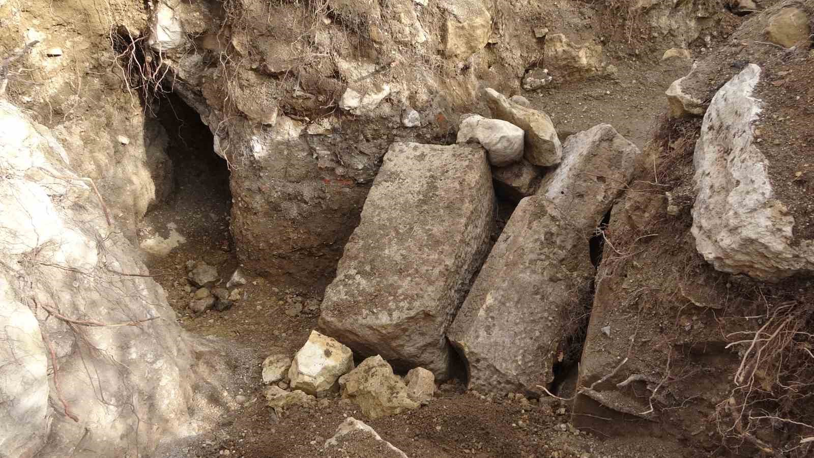 Roma dönemine ait kalıntıların bulunduğu bölge defineciler tarafından tahrip edildi
