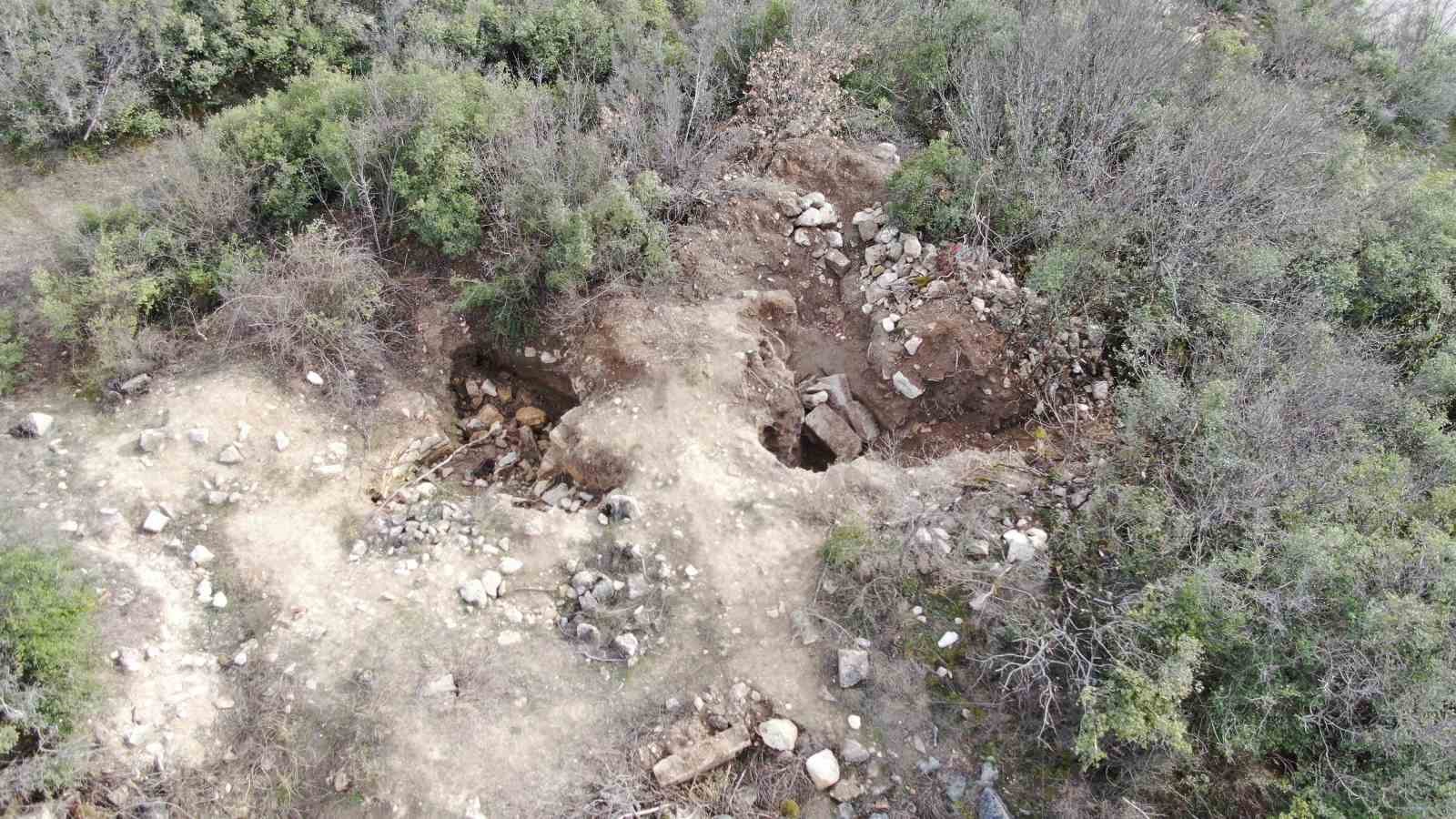 Roma dönemine ait kalıntıların bulunduğu bölge defineciler tarafından tahrip edildi
