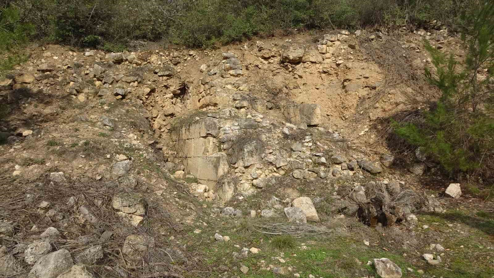 Roma dönemine ait kalıntıların bulunduğu bölge defineciler tarafından tahrip edildi
