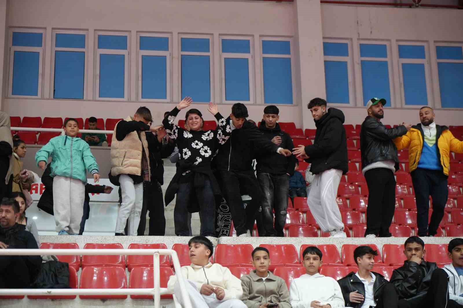 Romanlar, attıkları göbekle düşman çatlattı
