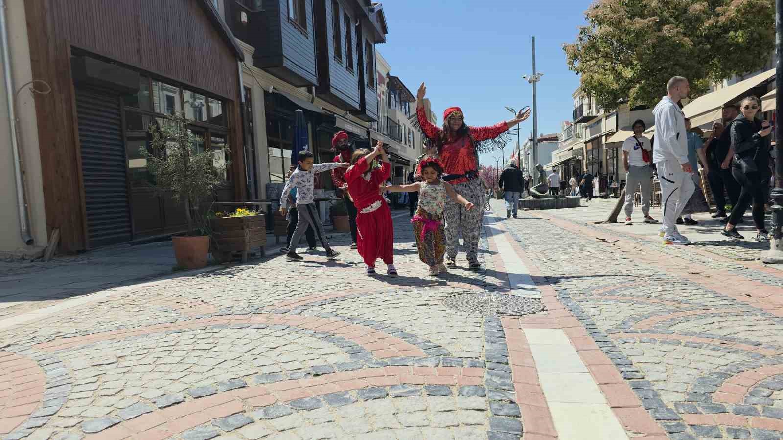 Romanlardan Kakava çağrısı: Şehir 9/8’lik ritimlerle şenlendi
