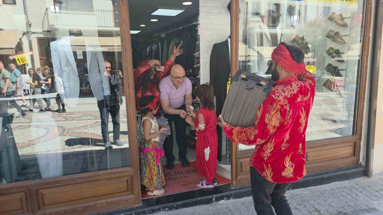 Romanlardan Kakava çağrısı: Şehir 9/8’lik ritimlerle şenlendi
