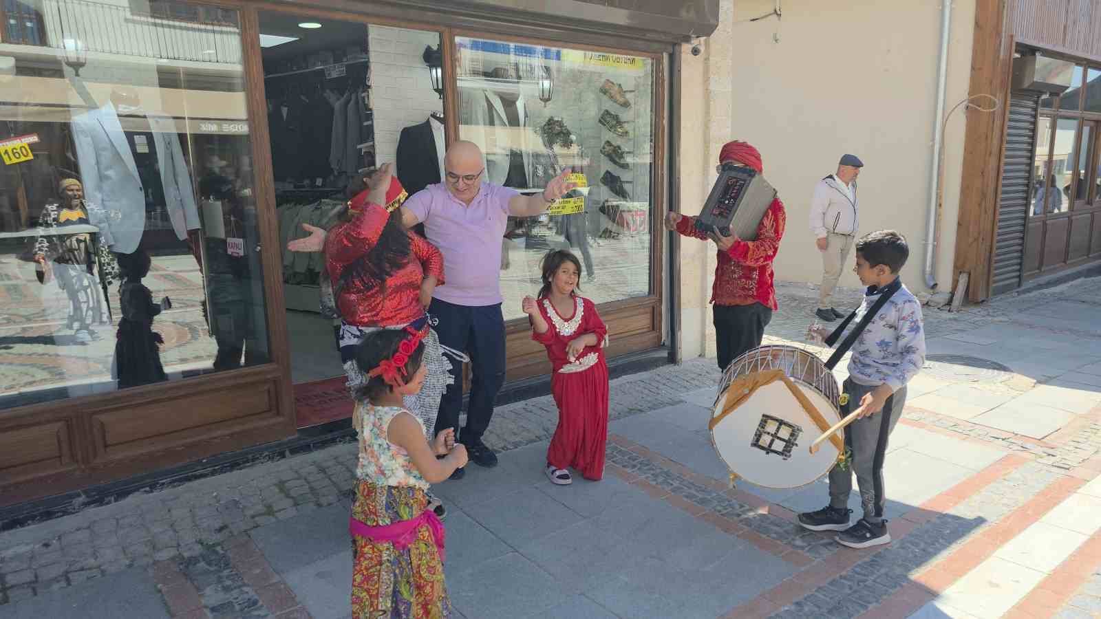 Romanlardan Kakava çağrısı: Şehir 9/8’lik ritimlerle şenlendi
