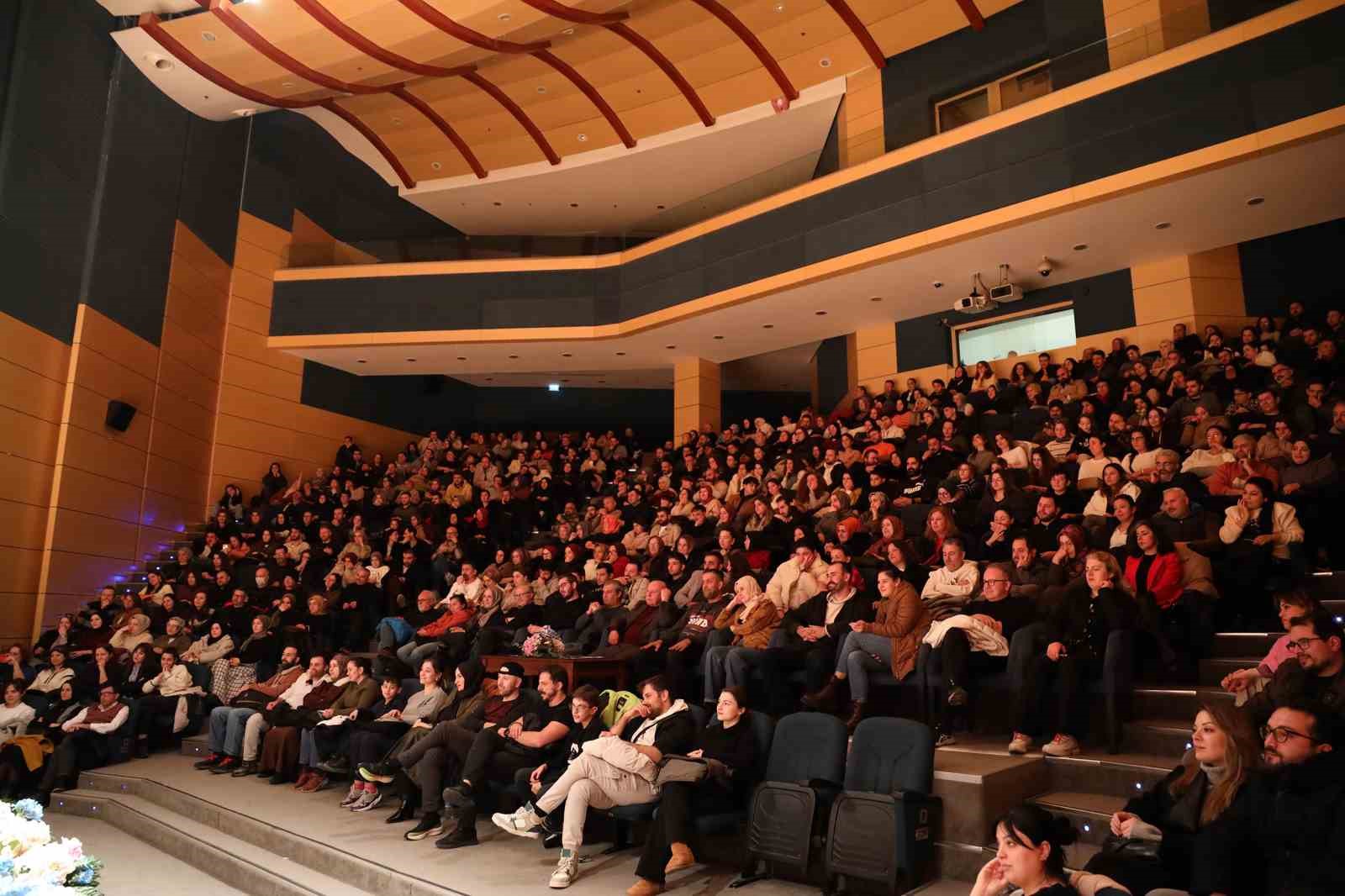 "Ruh Öküzüm" oyunu sanatseverlerden yoğun ilgi gördü
