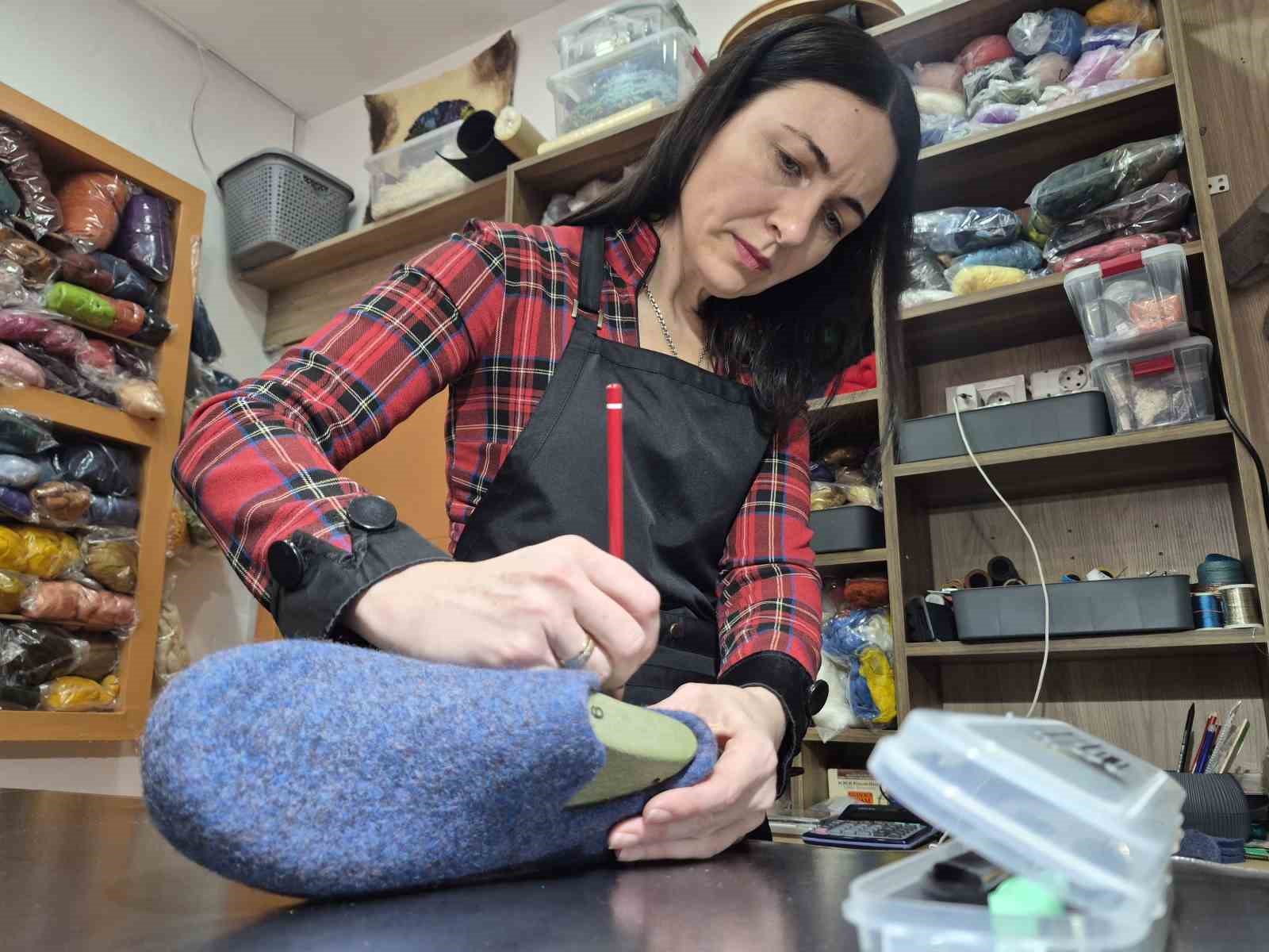 Rusya’da öğrendiği keçe ustalığını Eskişehir’de sürdürüyor
