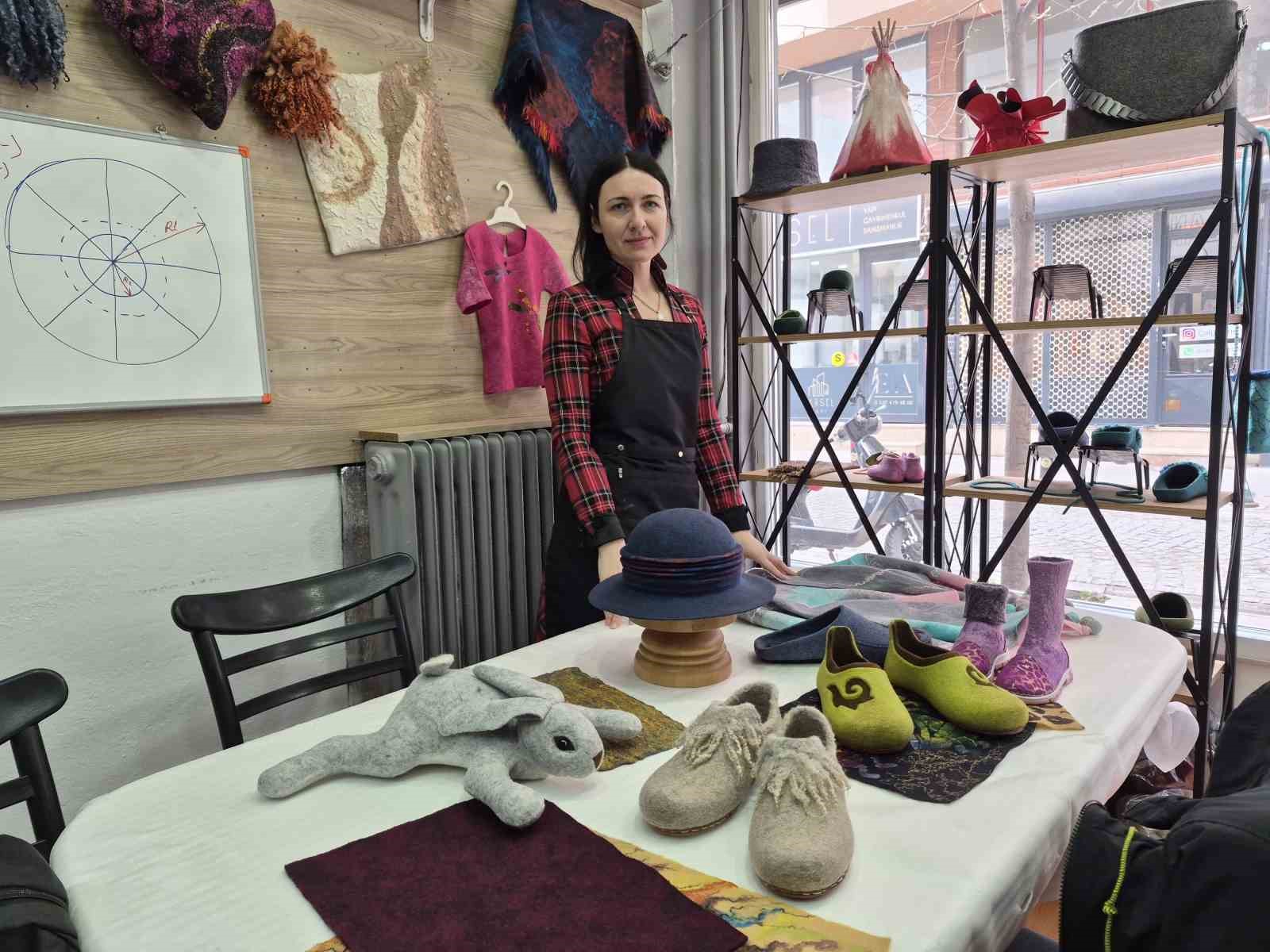 Rusya’da öğrendiği keçe ustalığını Eskişehir’de sürdürüyor
