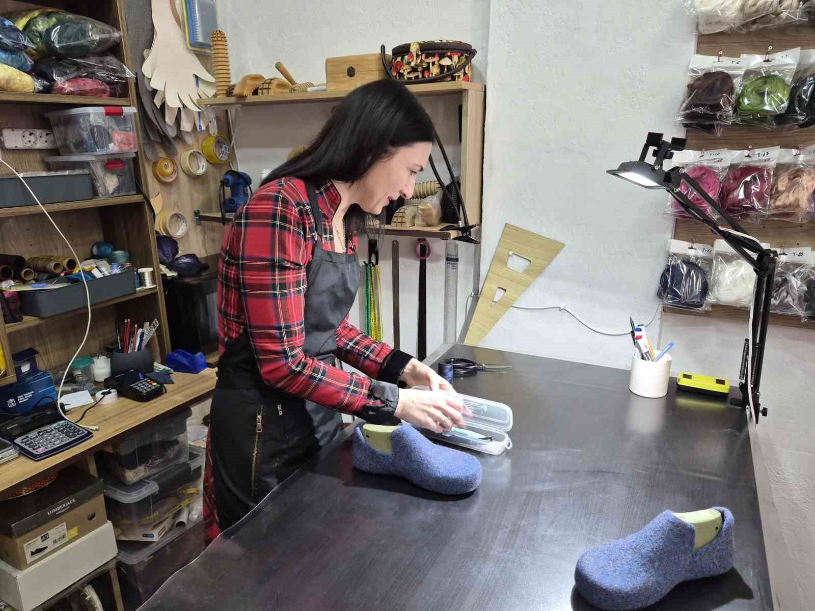 Rusya’da öğrendiği keçe ustalığını Eskişehir’de sürdürüyor
