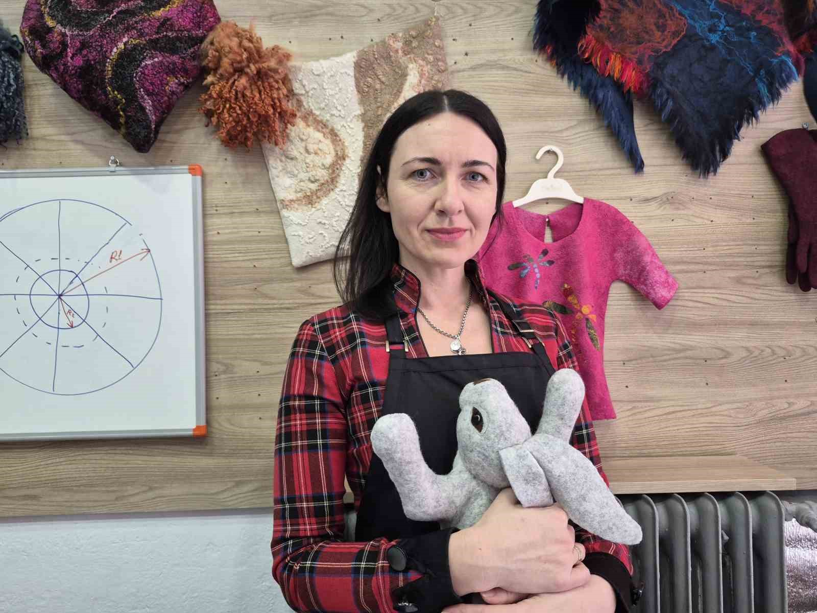 Rusya’da öğrendiği keçe ustalığını Eskişehir’de sürdürüyor
