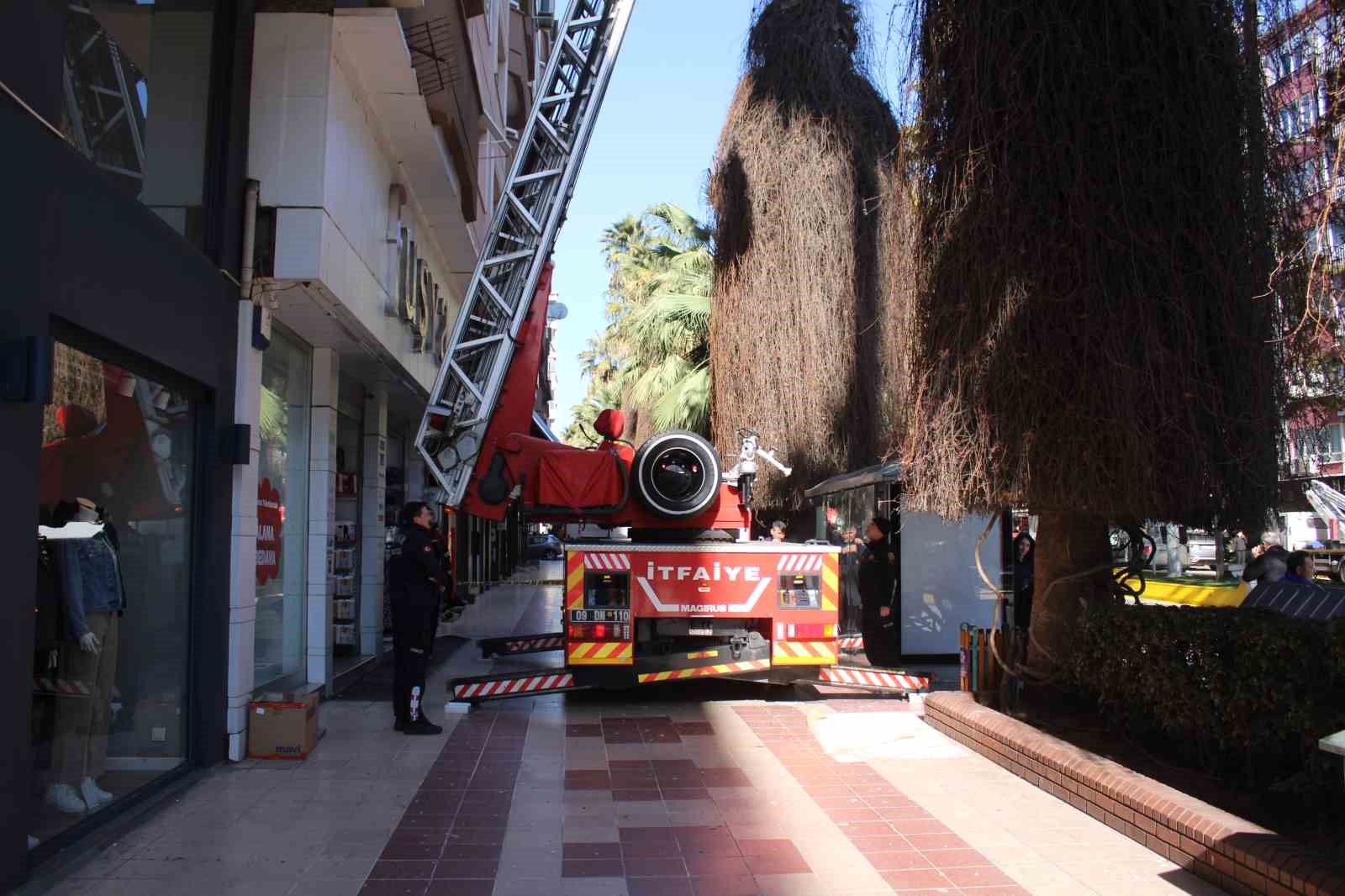 Rüzgar binanın cephesini söktü, facia kıl payı atlatıldı
