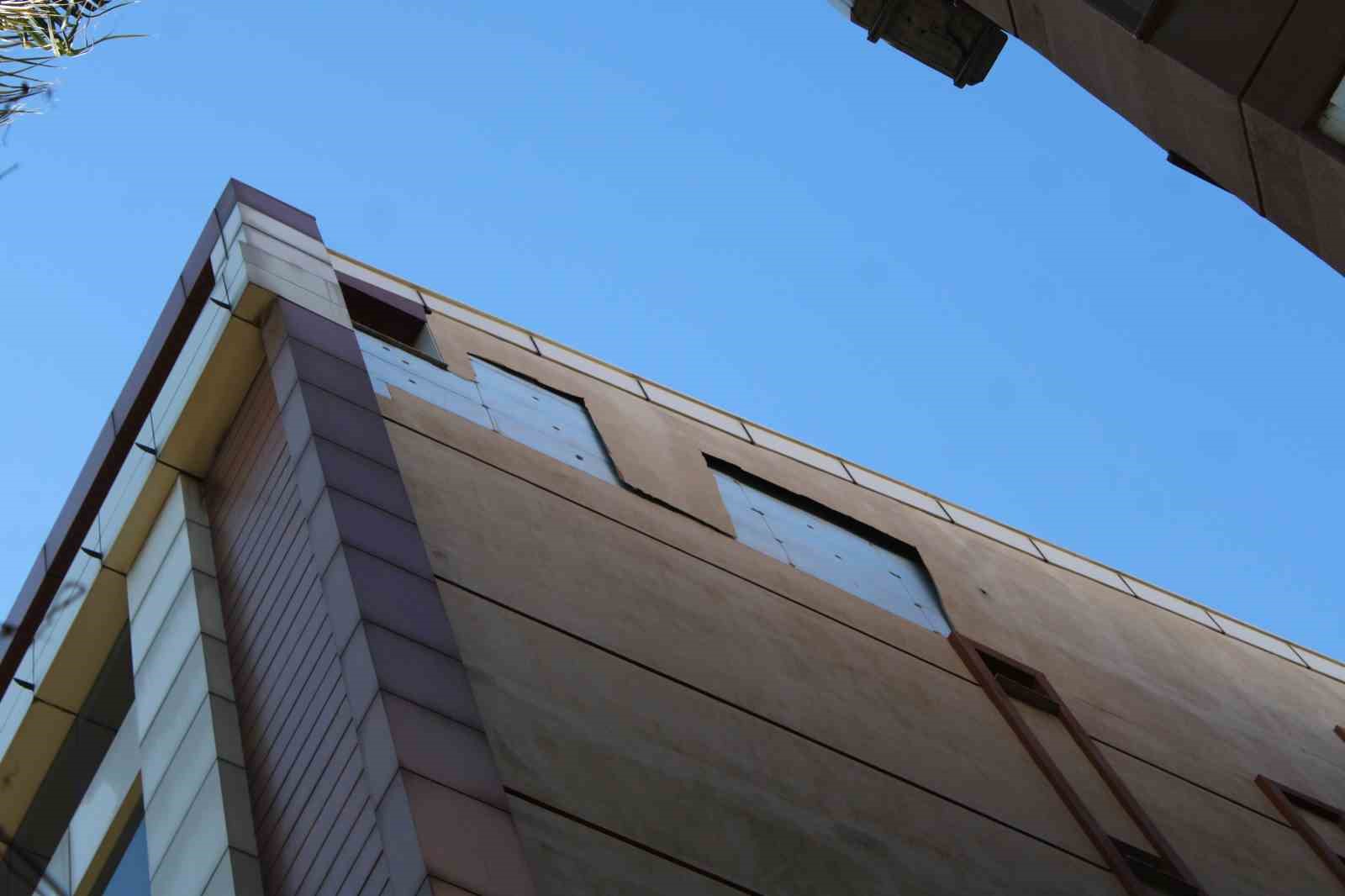 Rüzgar binanın cephesini söktü, facia kıl payı atlatıldı
