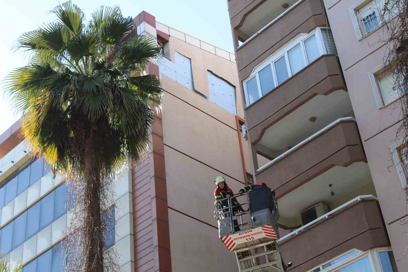 Rüzgar binanın cephesini söktü, facia kıl payı atlatıldı
