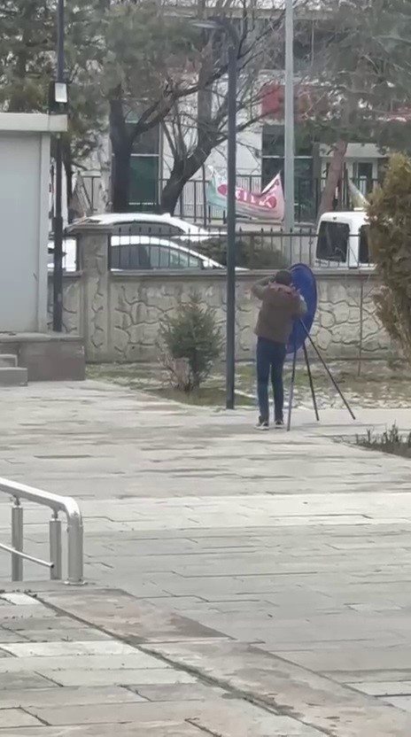 Rüzgârın devirdiği polis çelengini genç yerine koydu
