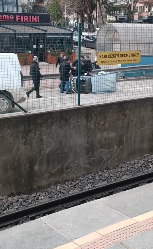 Rüzgarın etkisiyle devrilen otomobile çevredeki vatandaşlar koştu
