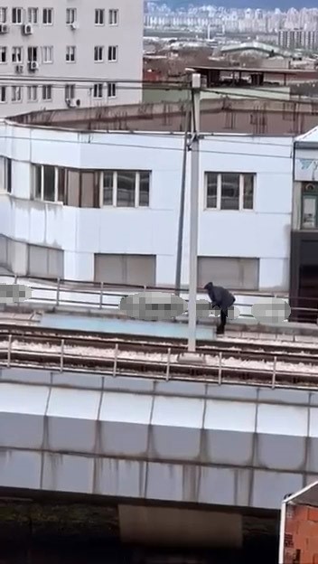 Rüzgarın kopardığı tabela metro hattına düştü
