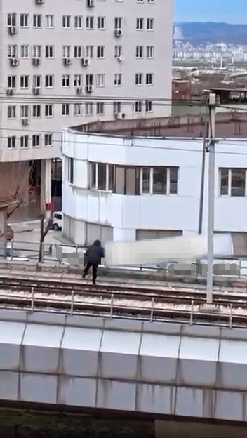 Rüzgarın kopardığı tabela metro hattına düştü
