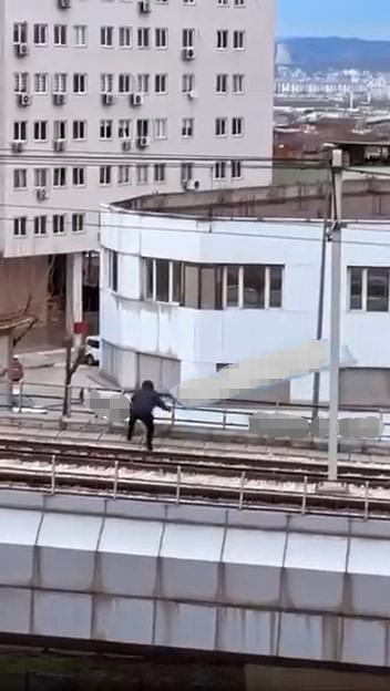 Rüzgarın kopardığı tabela metro hattına düştü

