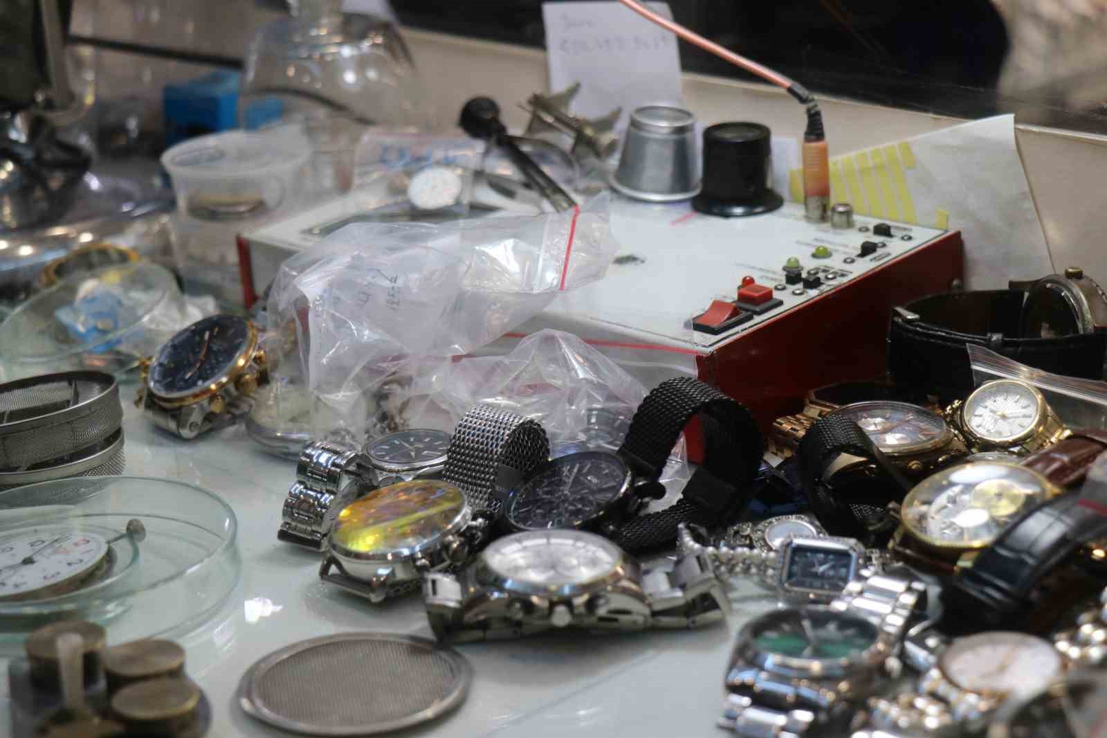 Saat sevdasından yurt dışı eğitimini bıraktı: Yıllardır zamana sevgiyle ayar veriyor
