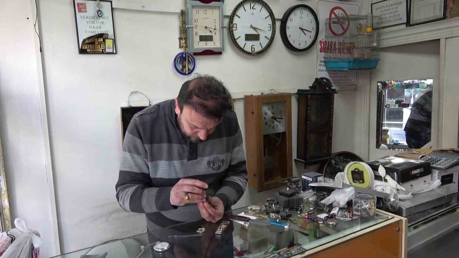 Saatleri 04.17’ye ayarlayan esnafın deprem hatırası
