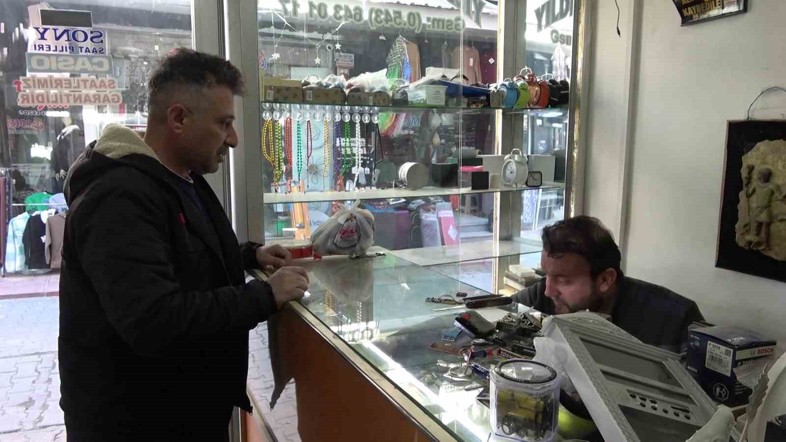 Saatleri 04.17’ye ayarlayan esnafın deprem hatırası
