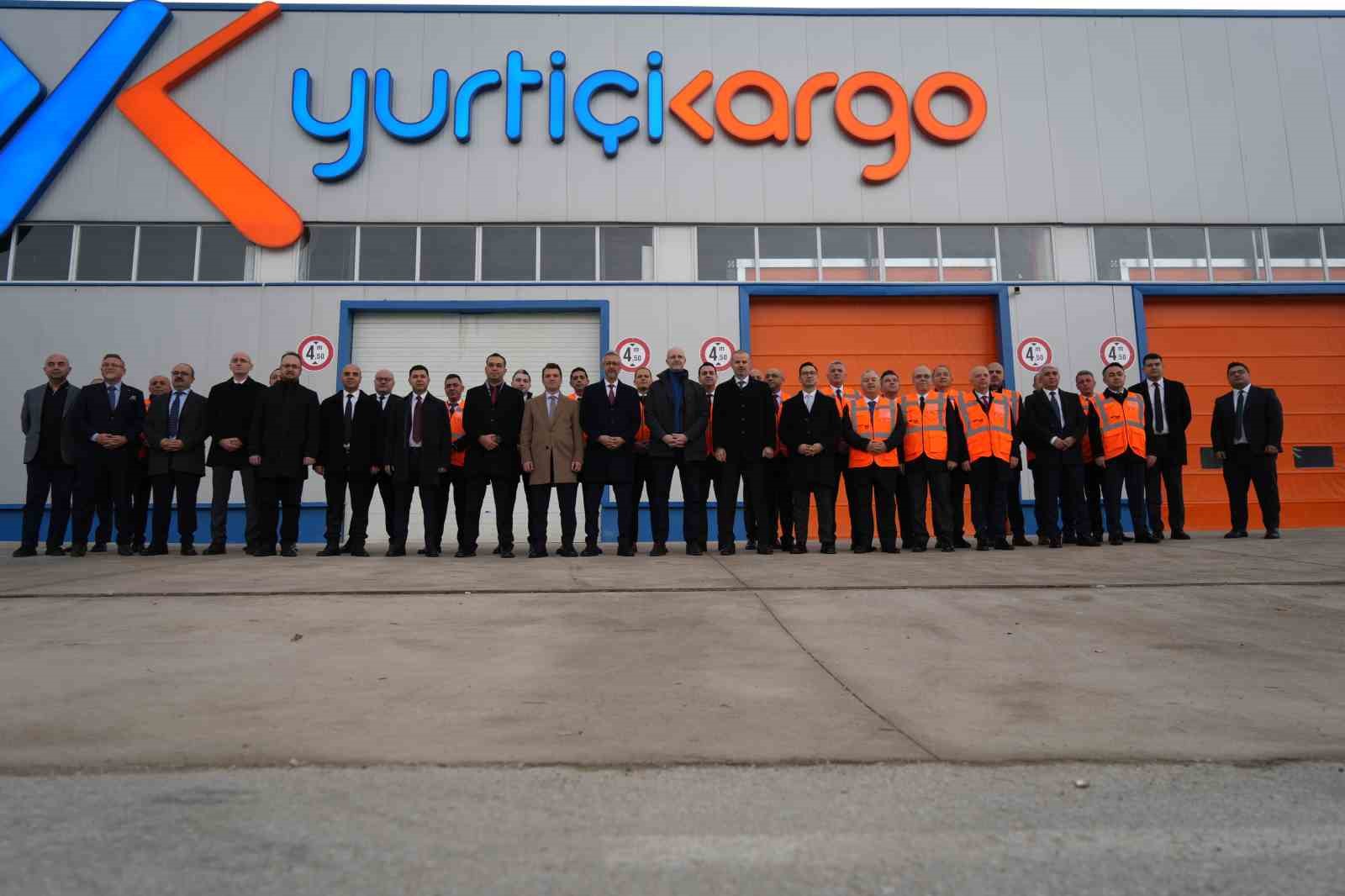 Saatte 25 bin kargo, insan eli değmeden bir araçtan diğerine yükleniyor
