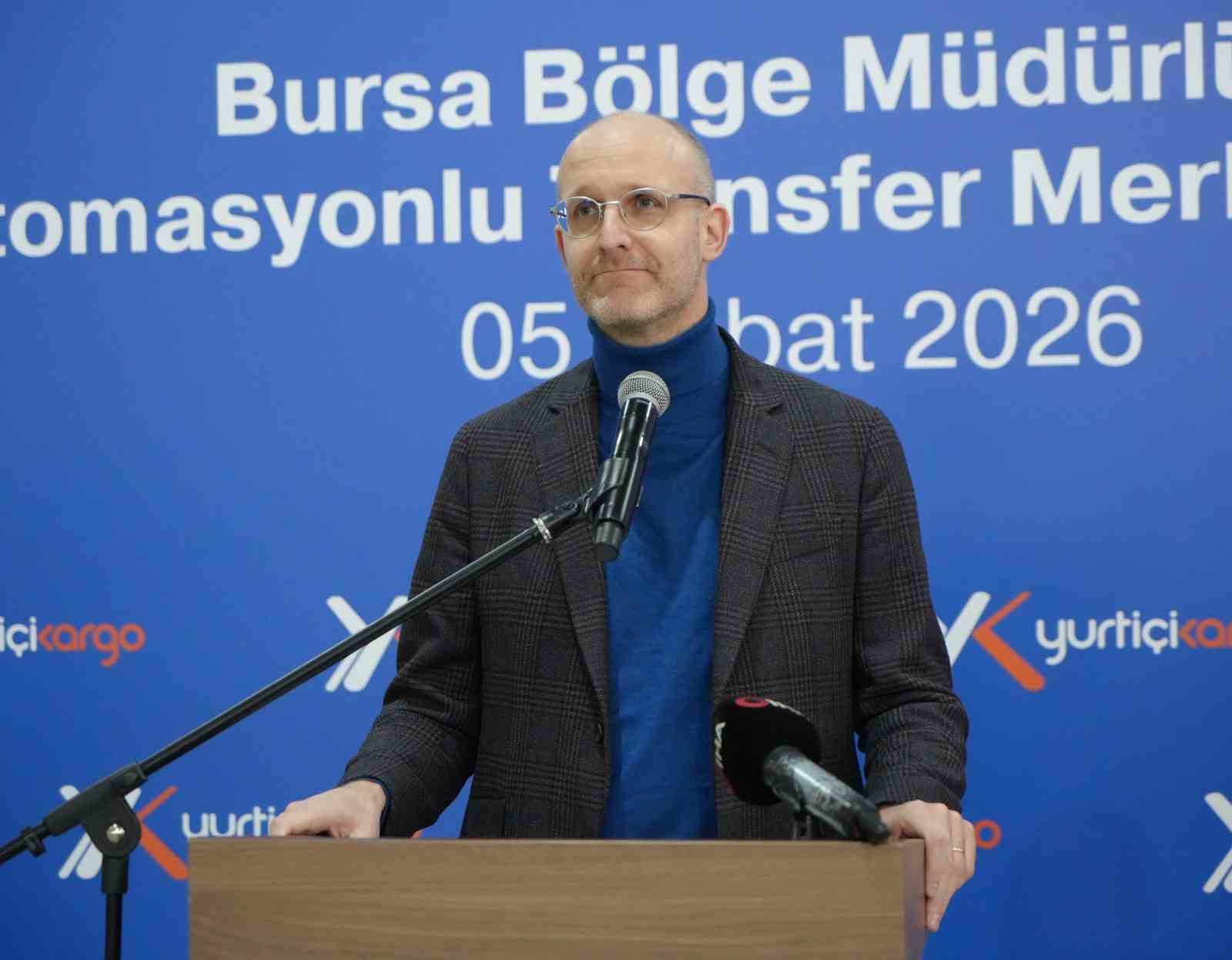 Saatte 25 bin kargo, insan eli değmeden bir araçtan diğerine yükleniyor
