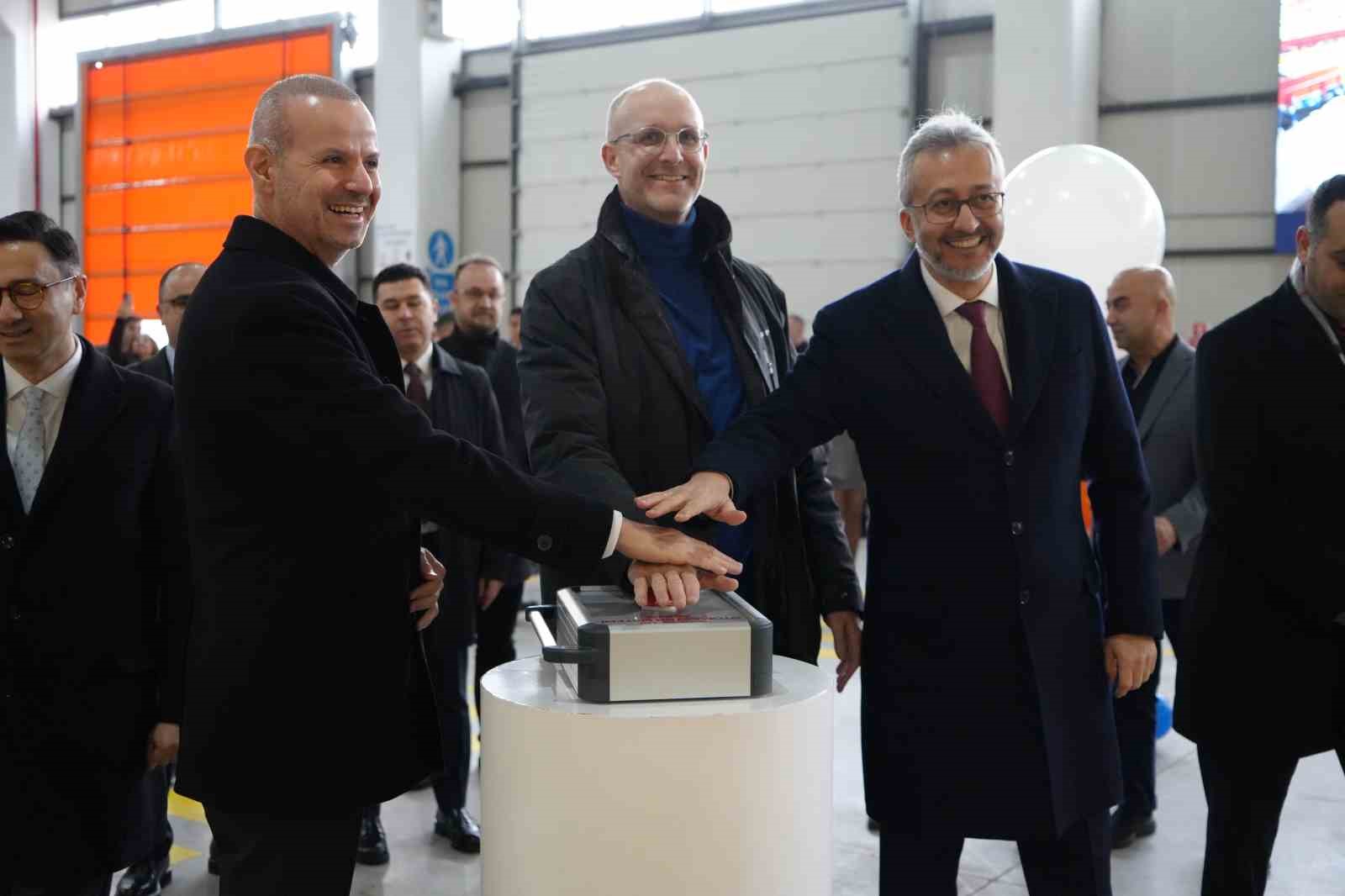 Saatte 25 bin kargo, insan eli değmeden bir araçtan diğerine yükleniyor
