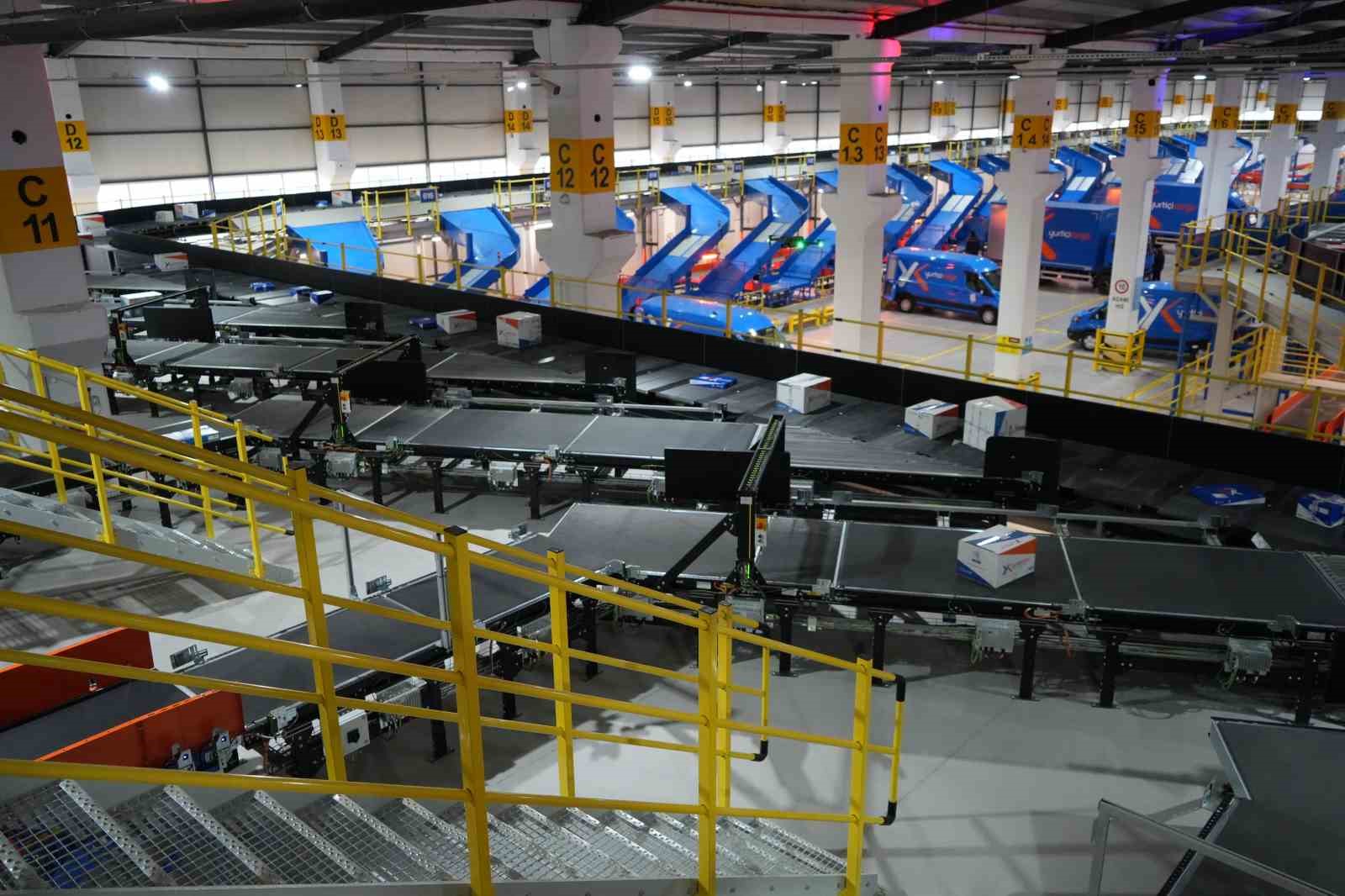 Saatte 25 bin kargo, insan eli değmeden bir araçtan diğerine yükleniyor
