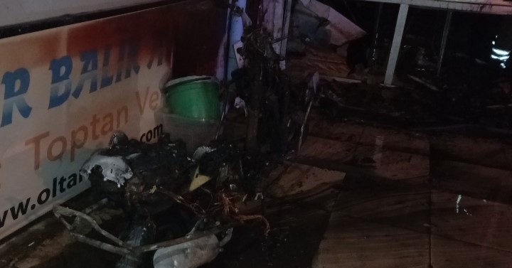 Sabah saatlerinde yangın çıkan dükkan kullanılamaz hale geldi
