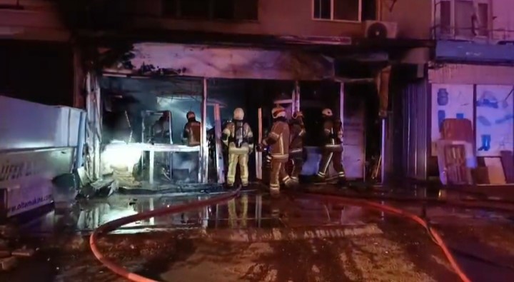 Sabah saatlerinde yangın çıkan dükkan kullanılamaz hale geldi

