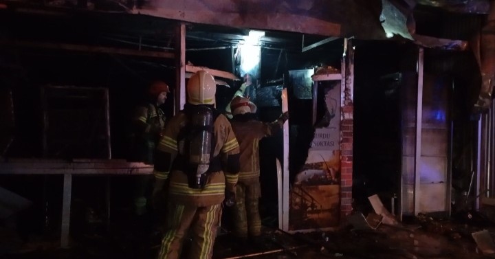 Sabah saatlerinde yangın çıkan dükkan kullanılamaz hale geldi
