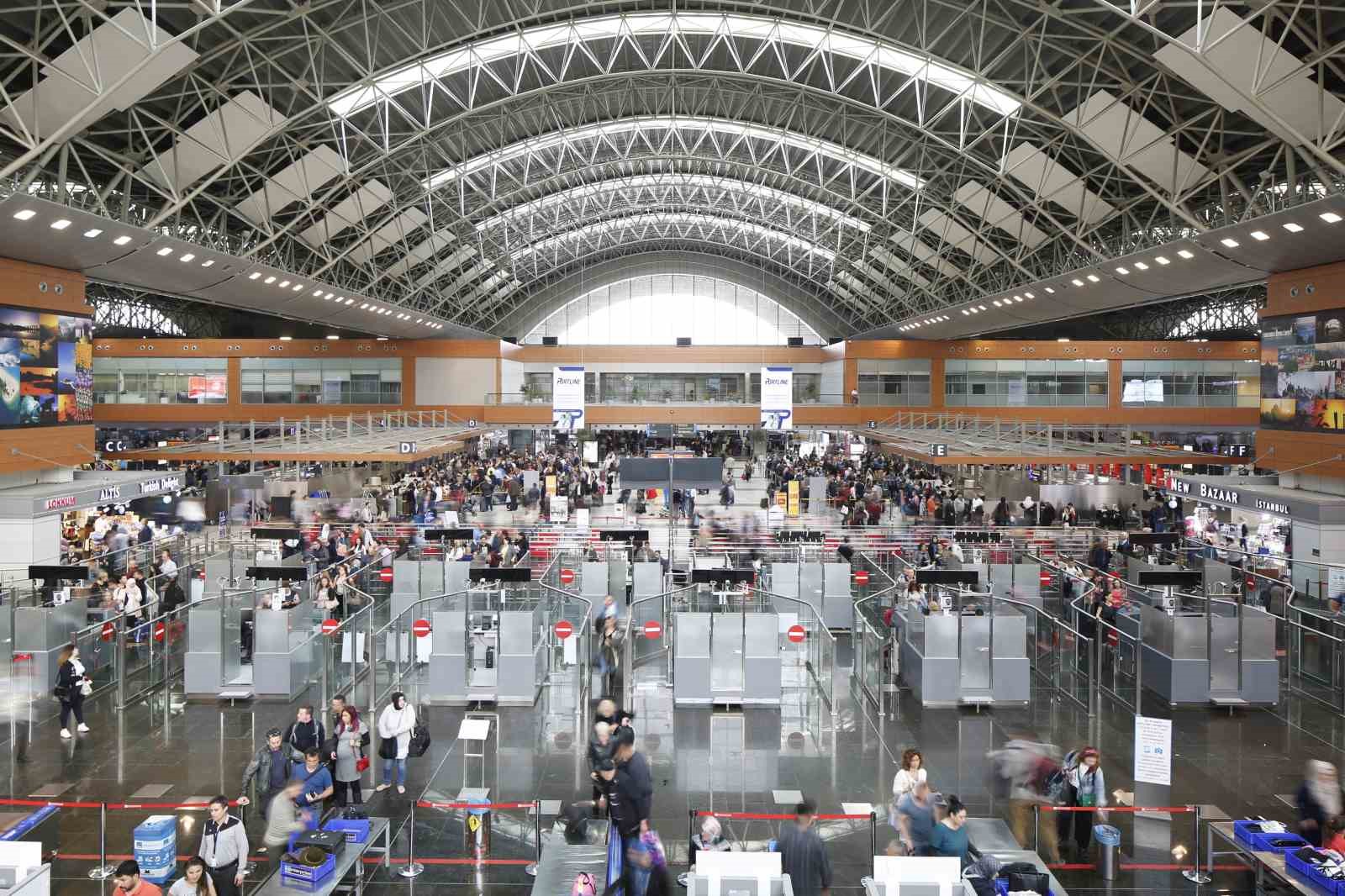 Sabiha Gökçen Havalimanı 2025 yılını rekorlarla kapadı
Sabiha Gökçen Havalimanı 2025 yılını rekorlarla kapadı