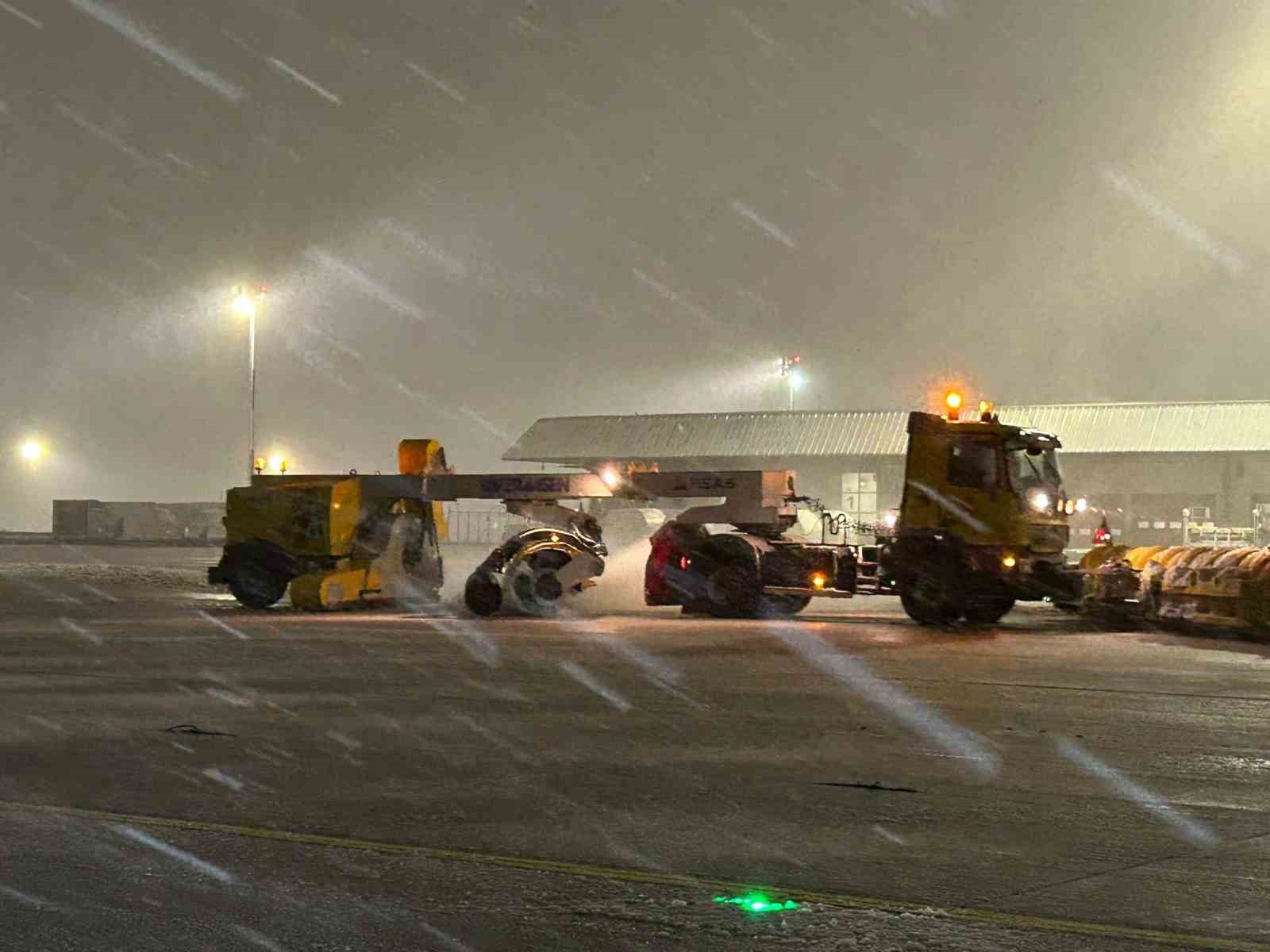 Sabiha Gökçen Havalimanı’nda karla mücadele çalışması
