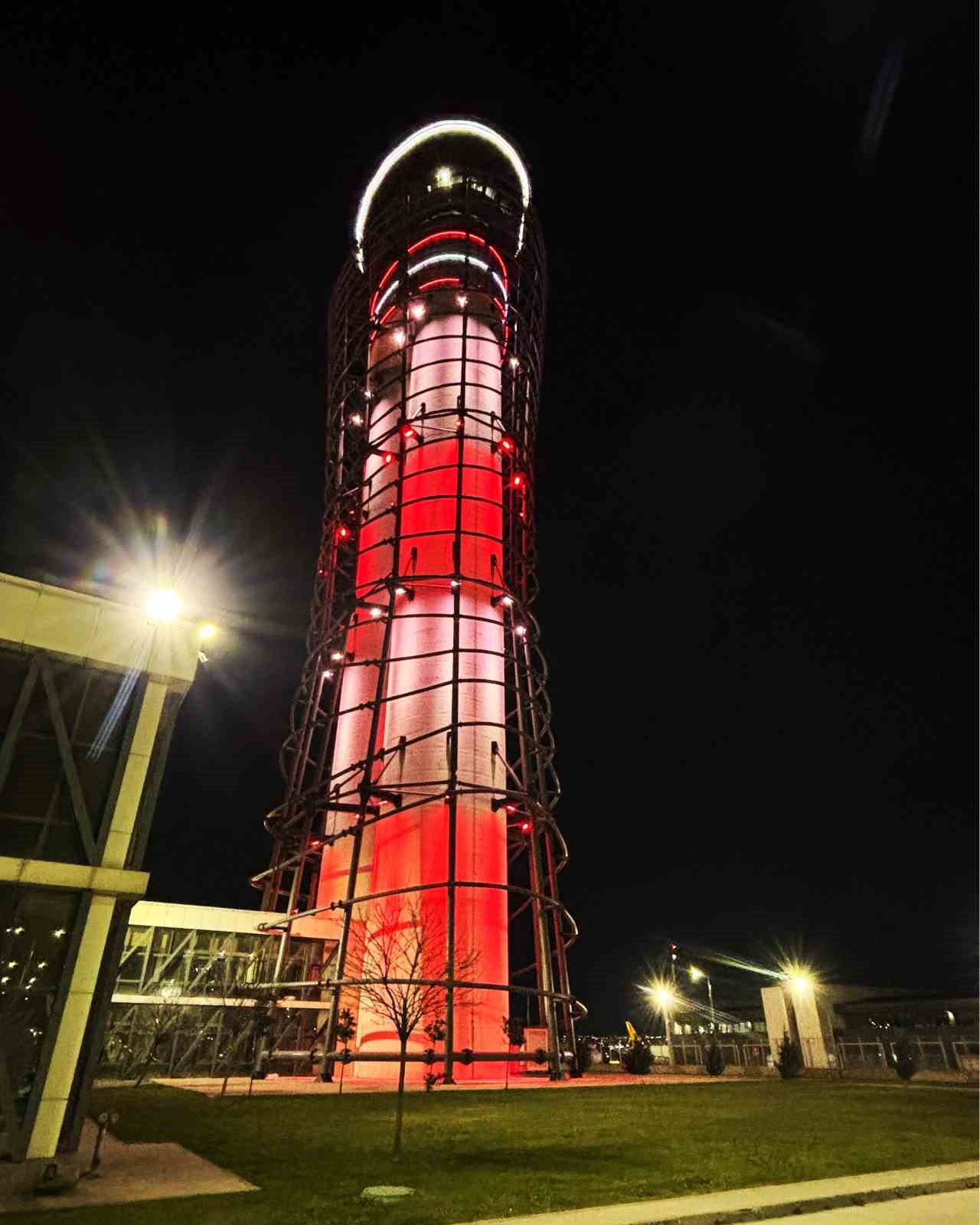 Sabiha Gökçen’de Çanakkale ruhu gökyüzüne yansıdı: ATC, Türk bayrağı renkleriyle aydınlatıldı
