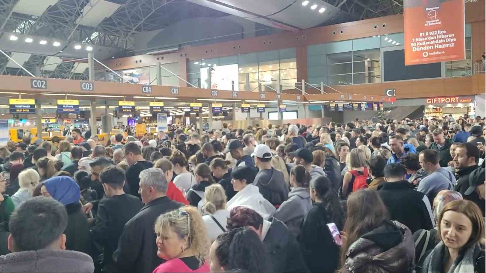 Sabiha Gökçen’de hava muhalefeti engeli: 127 sefer iptal edildi, yolcular terminalde kaldı
