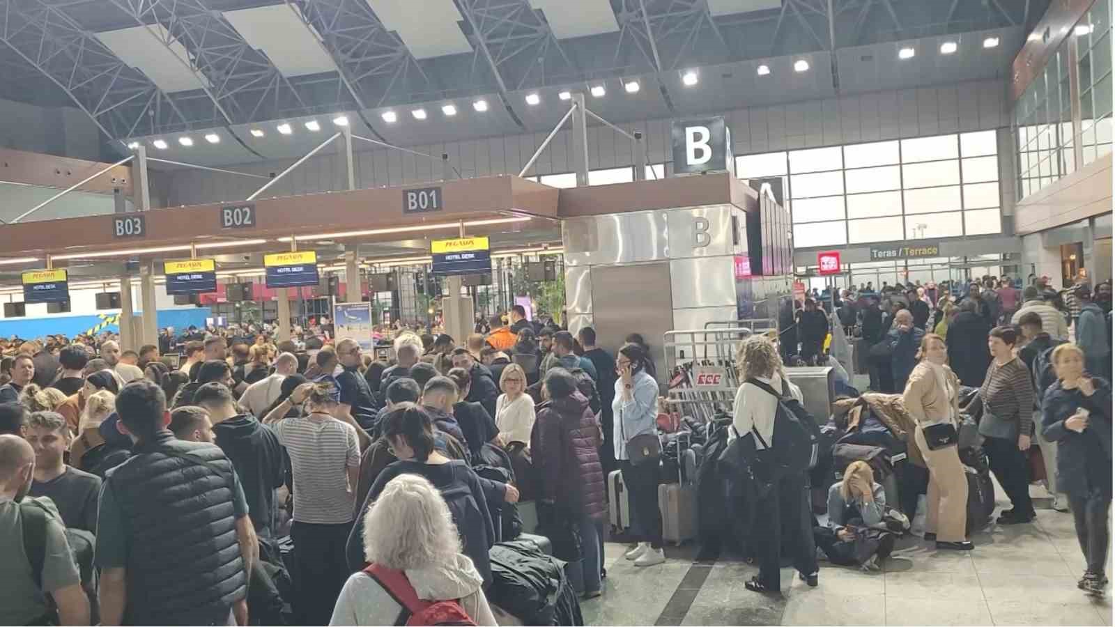 Sabiha Gökçen’de hava muhalefeti engeli: 127 sefer iptal edildi, yolcular terminalde kaldı
