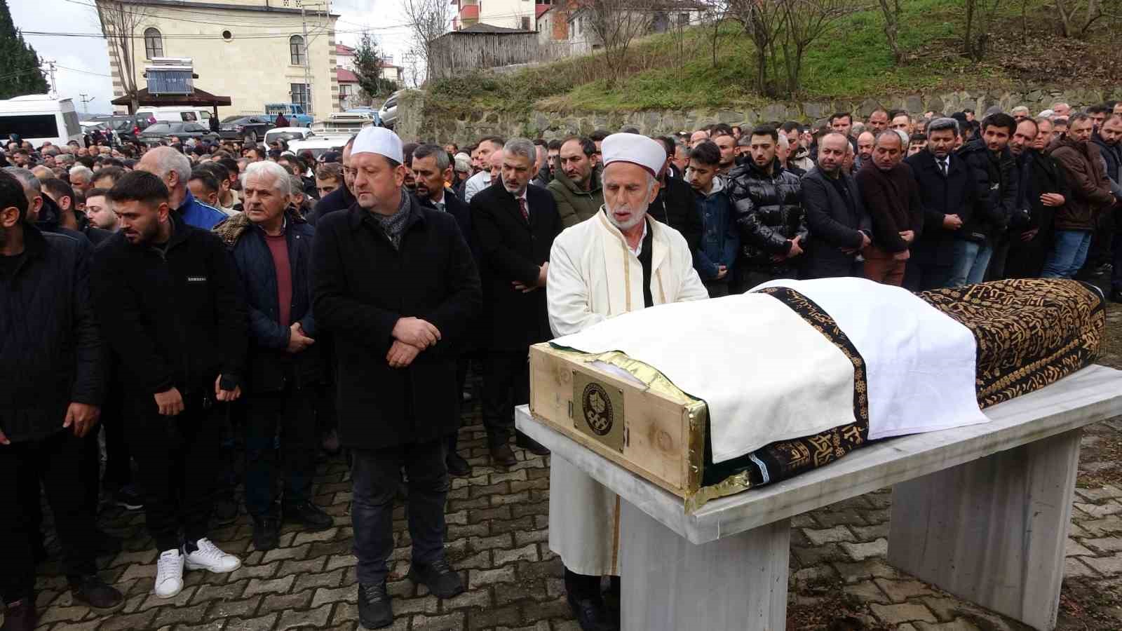 Saç ekimi için gittiği estetik merkezinde fenalaşarak hayatını kaybeden şahıs son yolculuğuna uğurlandı
