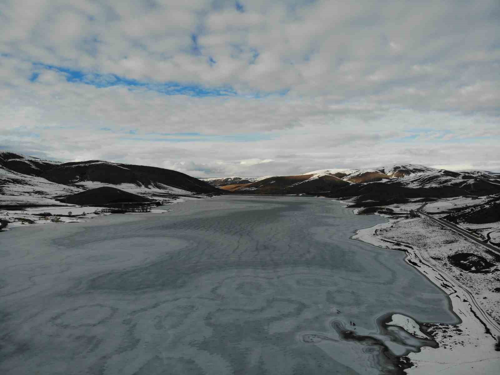 Sadak Baraj Gölü buz tuttu
