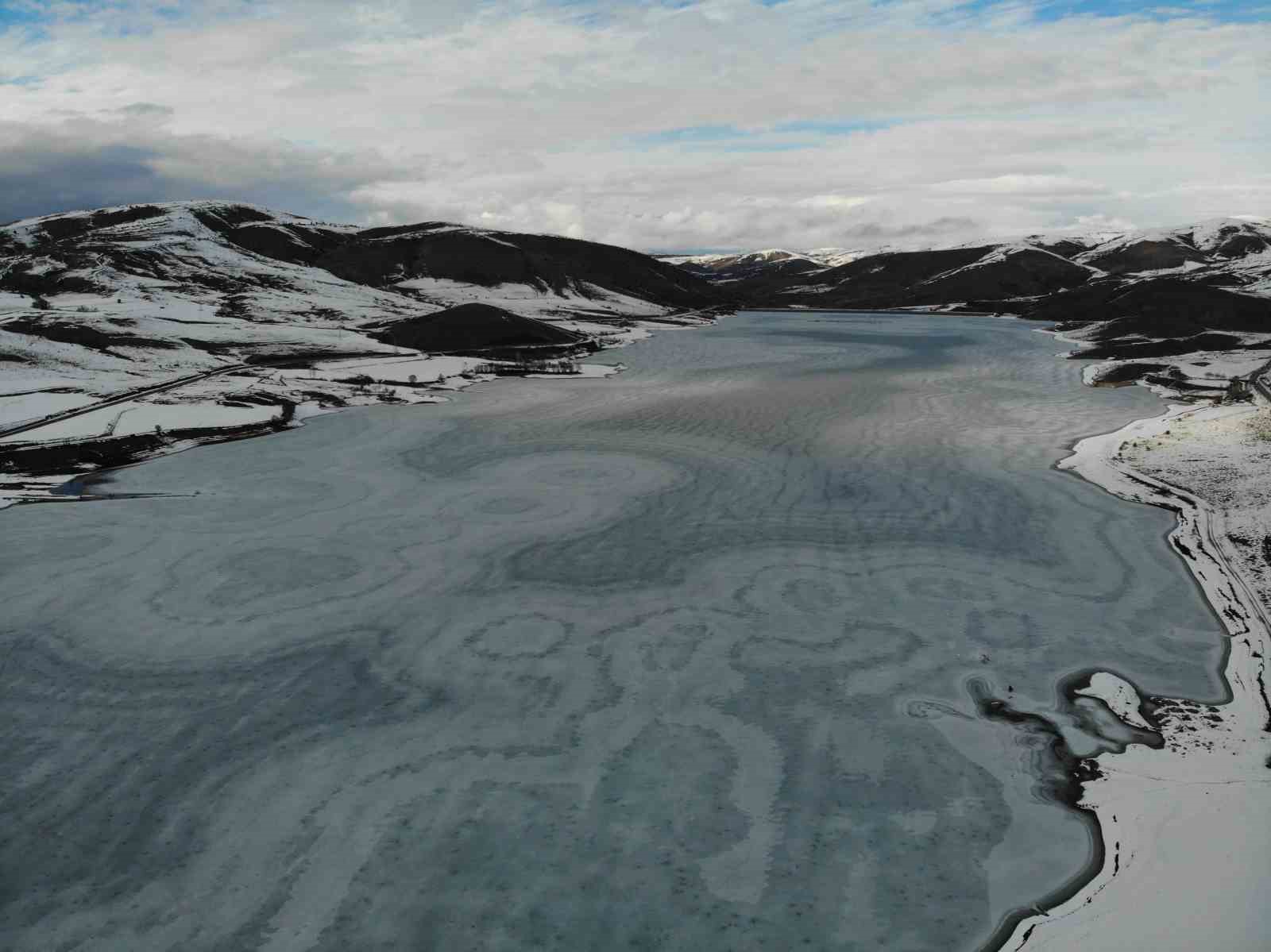 Sadak Baraj Gölü buz tuttu
