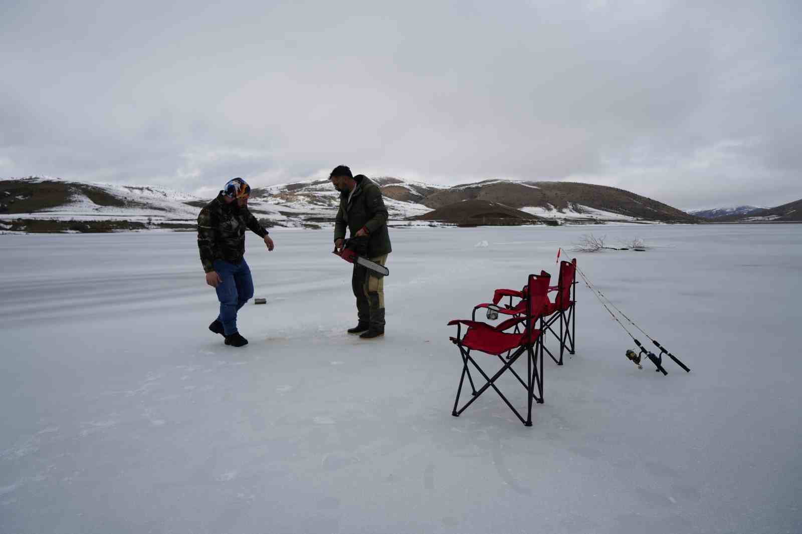 Sadak Baraj Gölü buz tuttu
